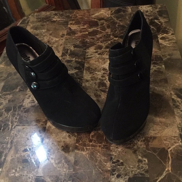 Women’s size 6 - Picture 2 of 4